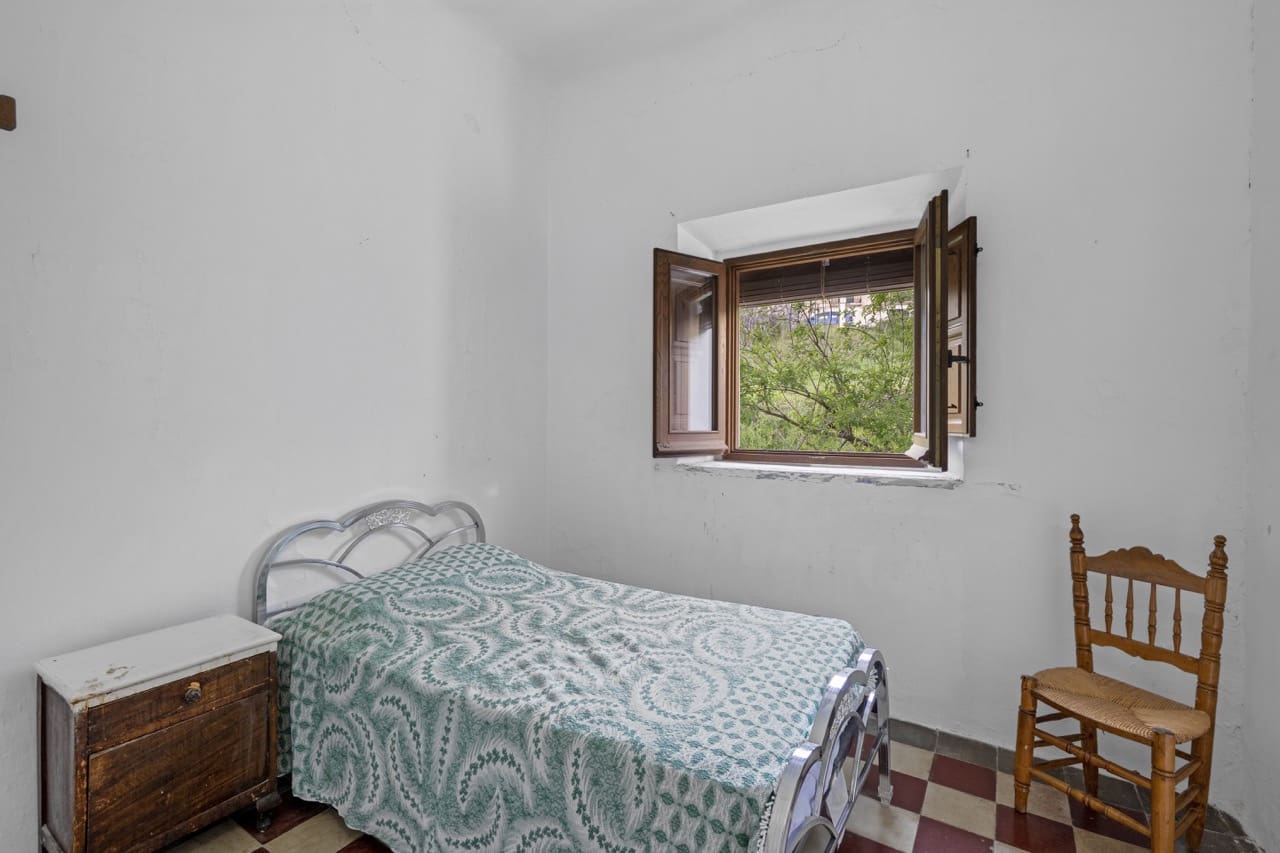 6 bedroom Townhouse for sale in La Taha with garage - € 129,900 (Ref: 9783482)