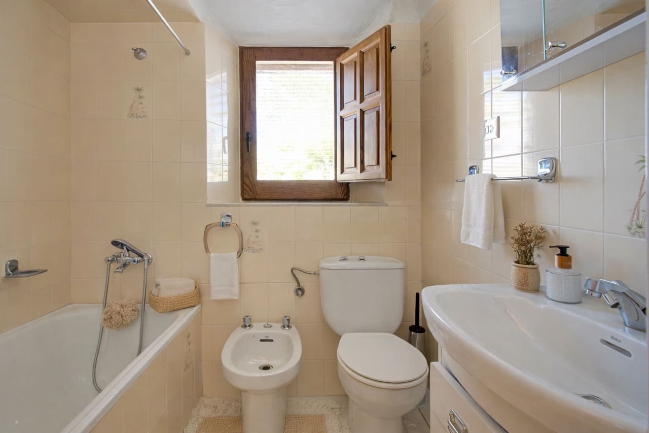 6 bedroom Townhouse for sale in La Taha with garage - € 129,900 (Ref: 9783482)