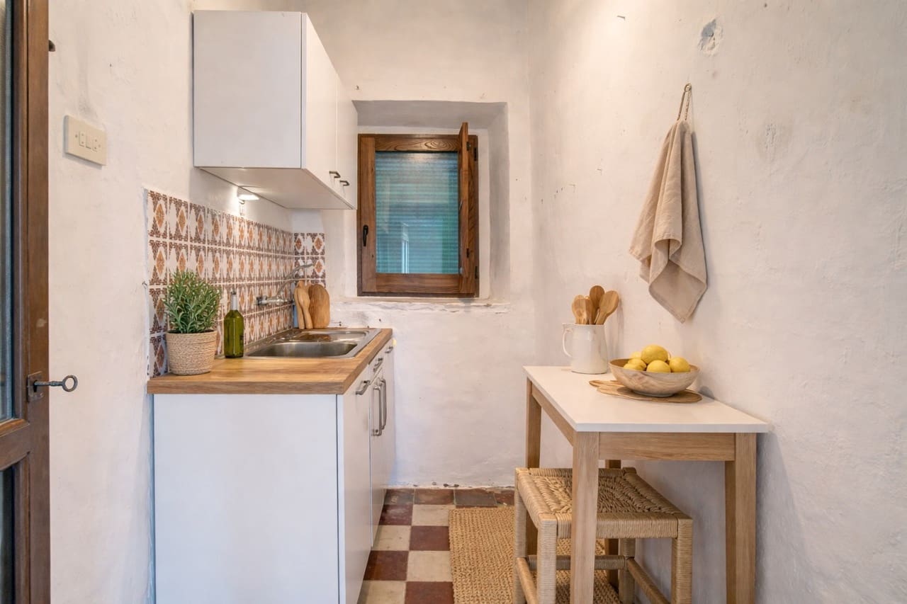 6 bedroom Townhouse for sale in La Taha with garage - € 129,900 (Ref: 9783482)