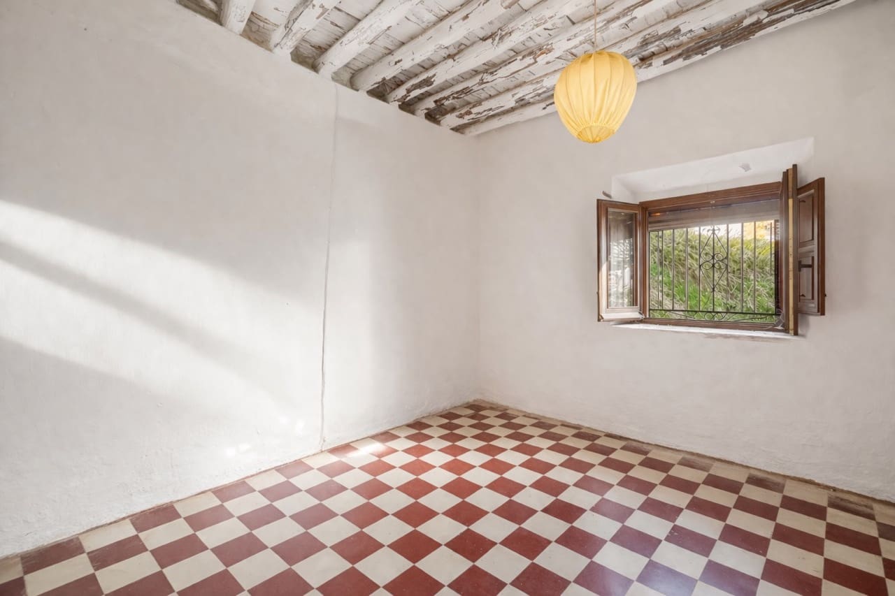 6 bedroom Townhouse for sale in La Taha with garage - € 129,900 (Ref: 9783482)