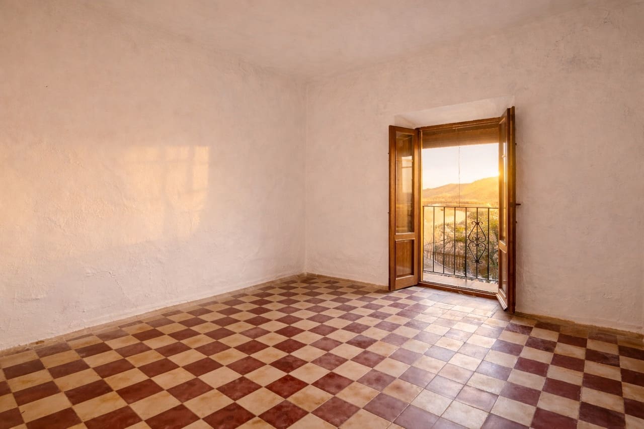 6 bedroom Townhouse for sale in La Taha with garage - € 129,900 (Ref: 9783482)