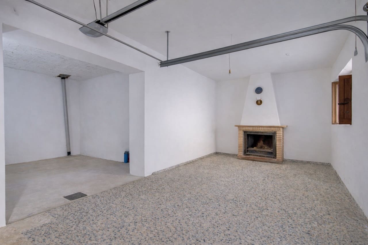 6 bedroom Townhouse for sale in La Taha with garage - € 129,900 (Ref: 9783482)