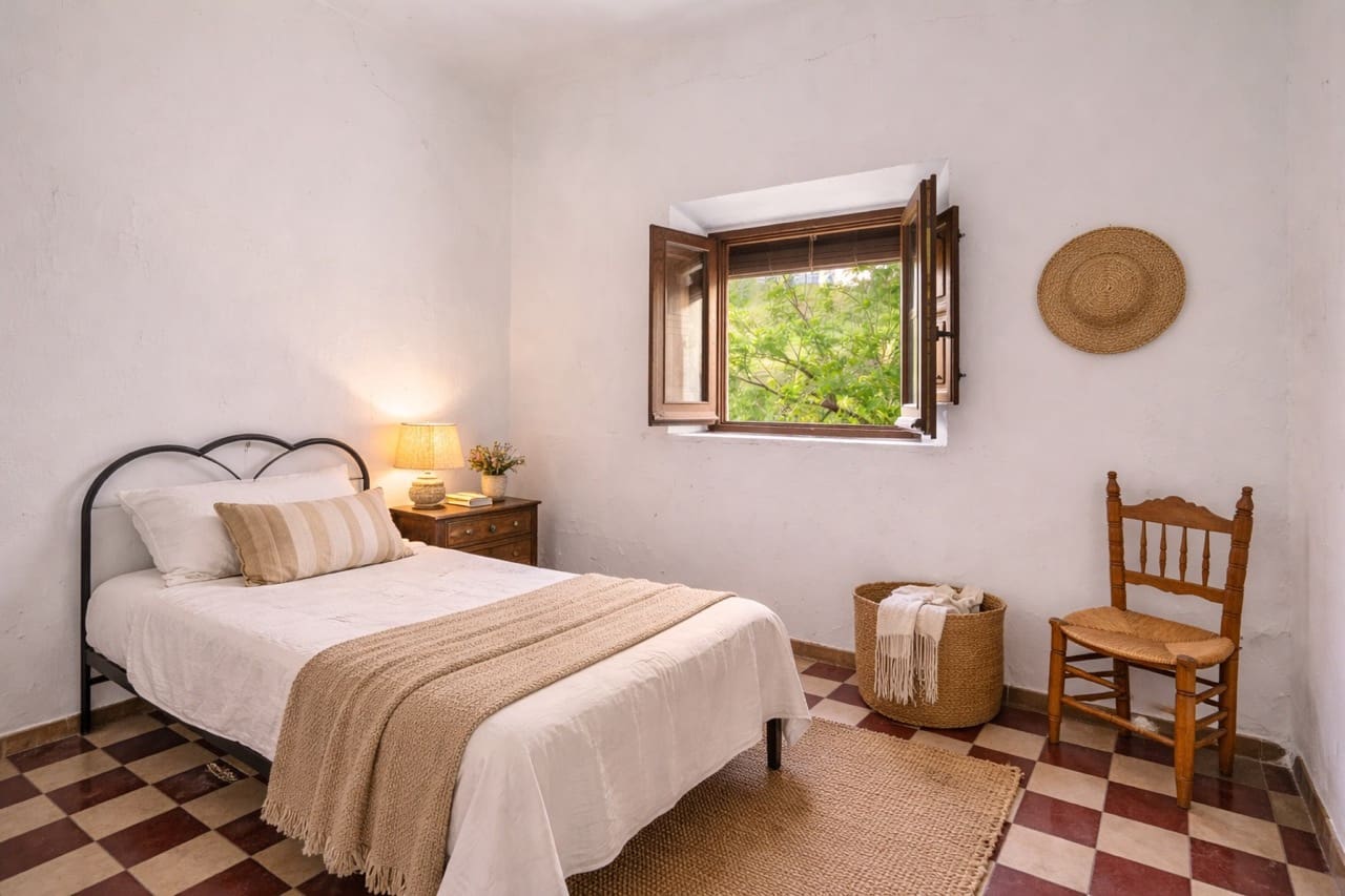 6 bedroom Townhouse for sale in La Taha with garage - € 129,900 (Ref: 9783482)