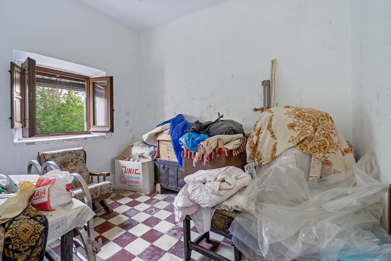 6 bedroom Townhouse for sale in La Taha with garage - € 129,900 (Ref: 9783482)