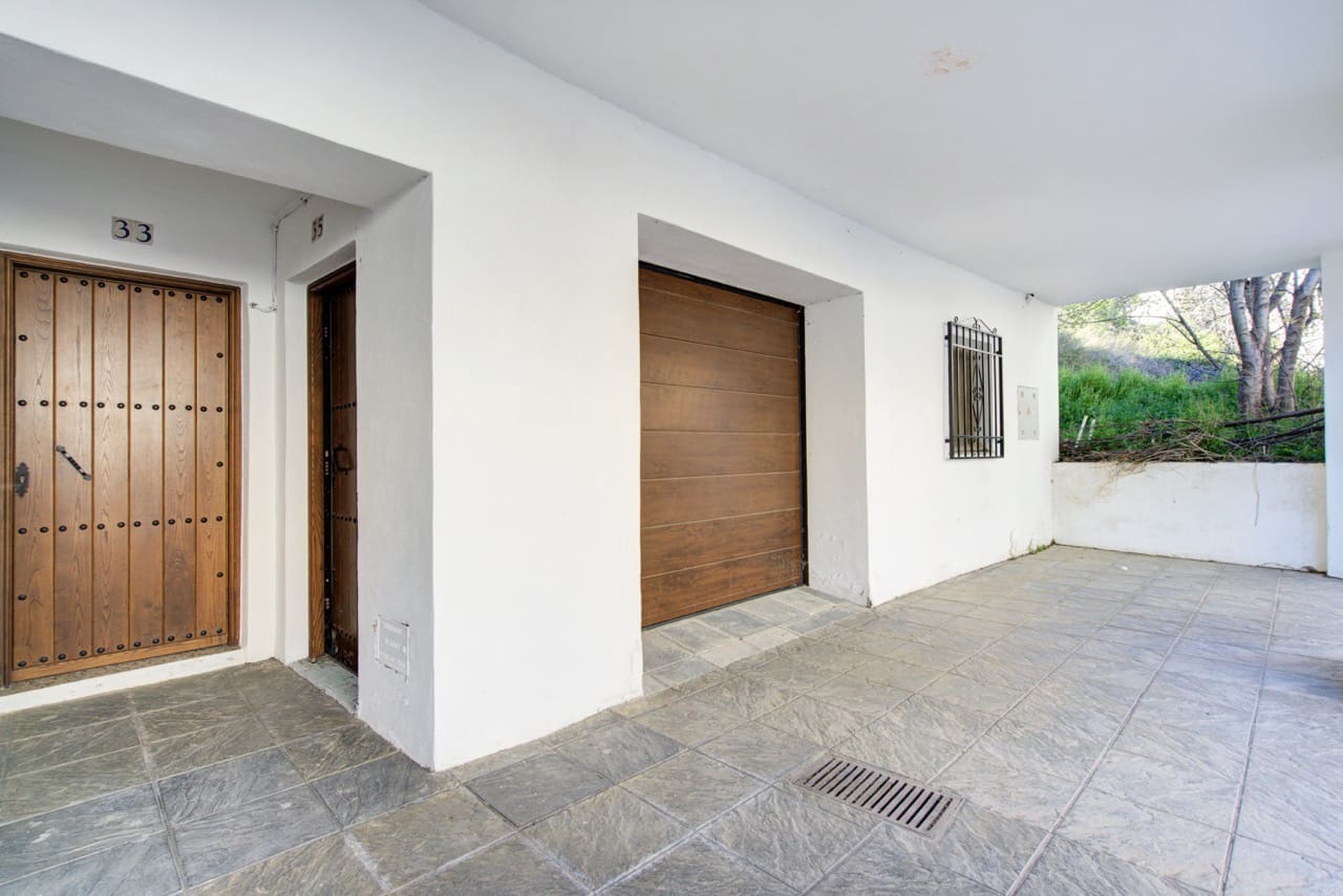 6 bedroom Townhouse for sale in La Taha with garage - € 129,900 (Ref: 9783482)