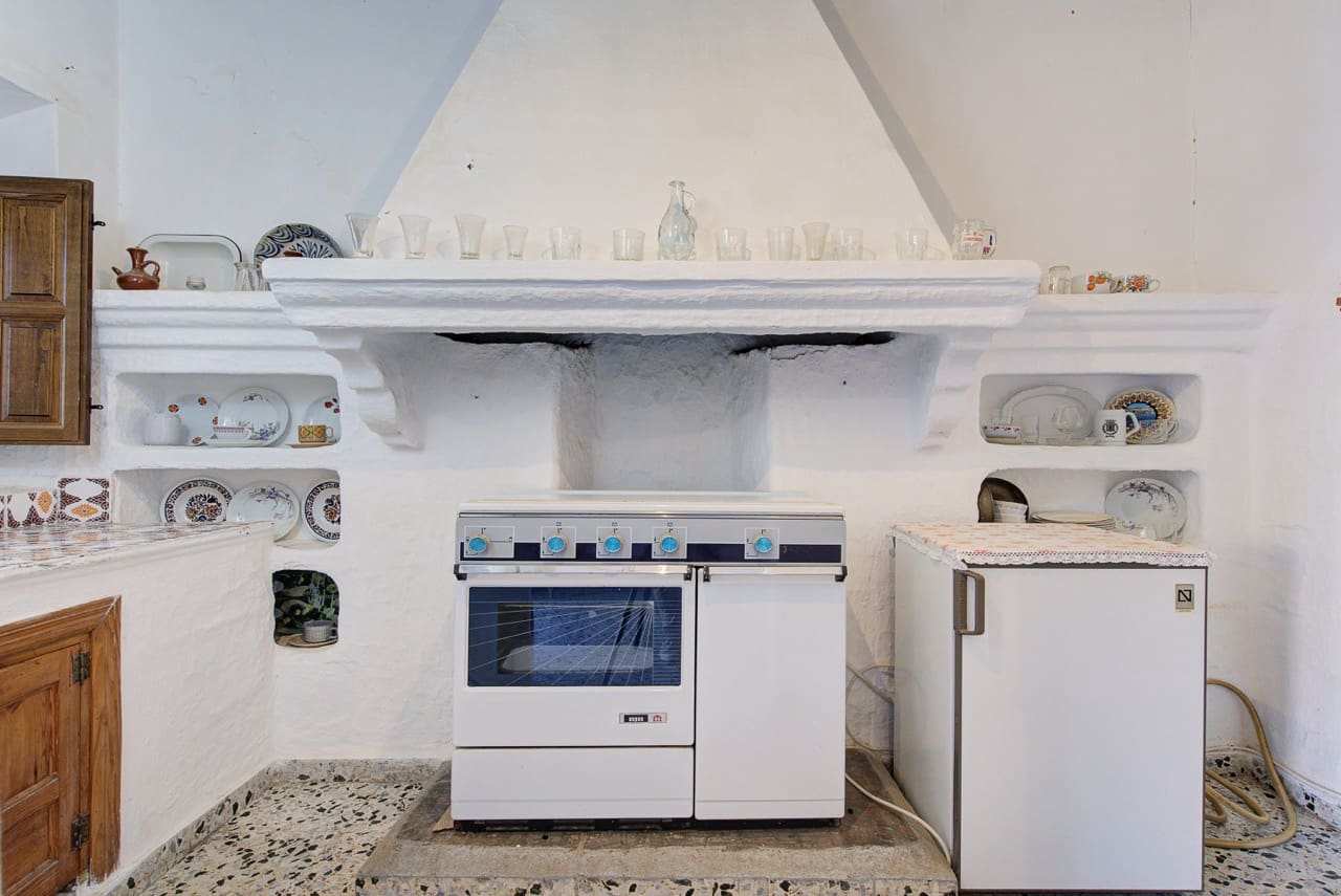 6 bedroom Townhouse for sale in La Taha with garage - € 129,900 (Ref: 9783482)