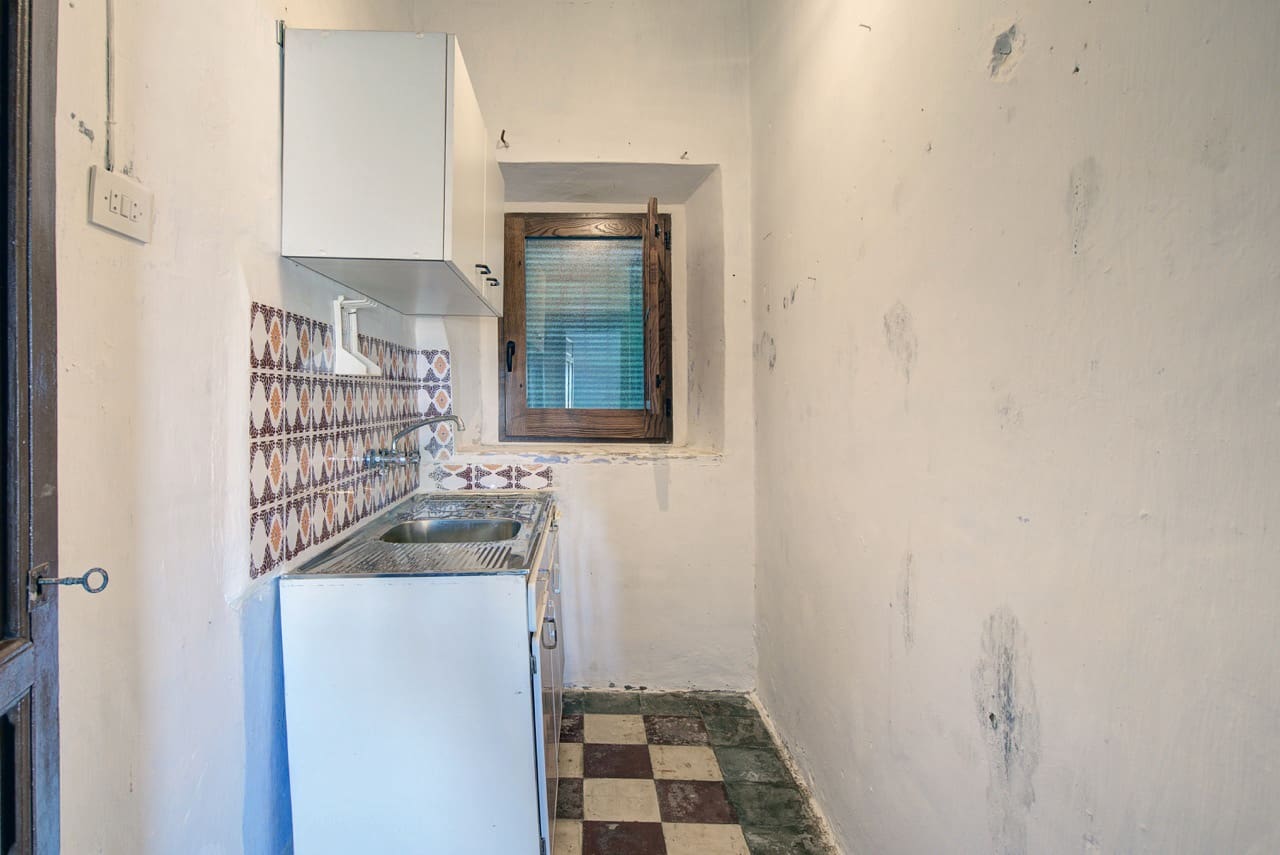 6 bedroom Townhouse for sale in La Taha with garage - € 129,900 (Ref: 9783482)