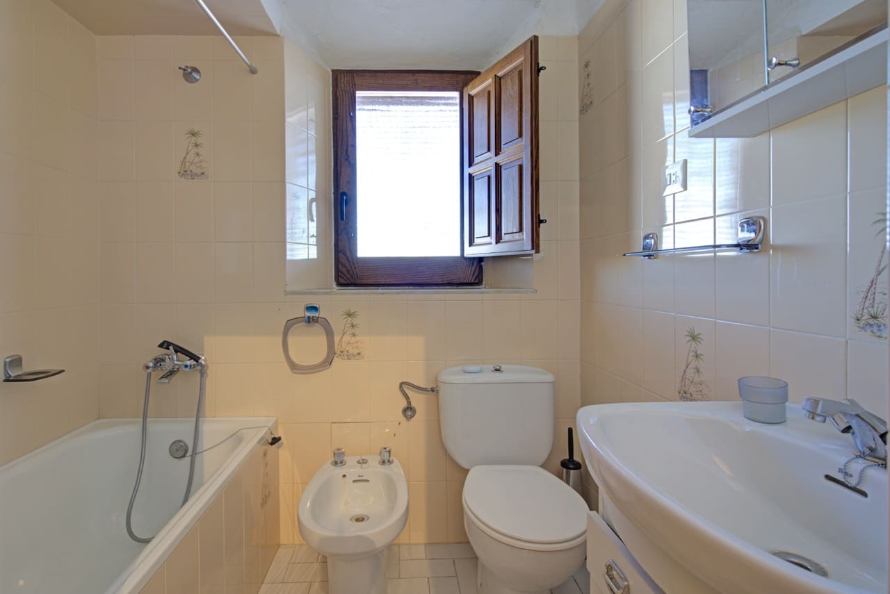 6 bedroom Townhouse for sale in La Taha with garage - € 129,900 (Ref: 9783482)