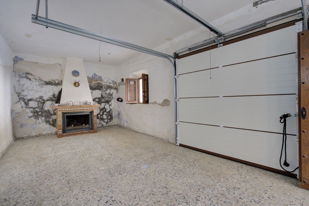 6 bedroom Townhouse for sale in La Taha with garage - € 129,900 (Ref: 9783482)