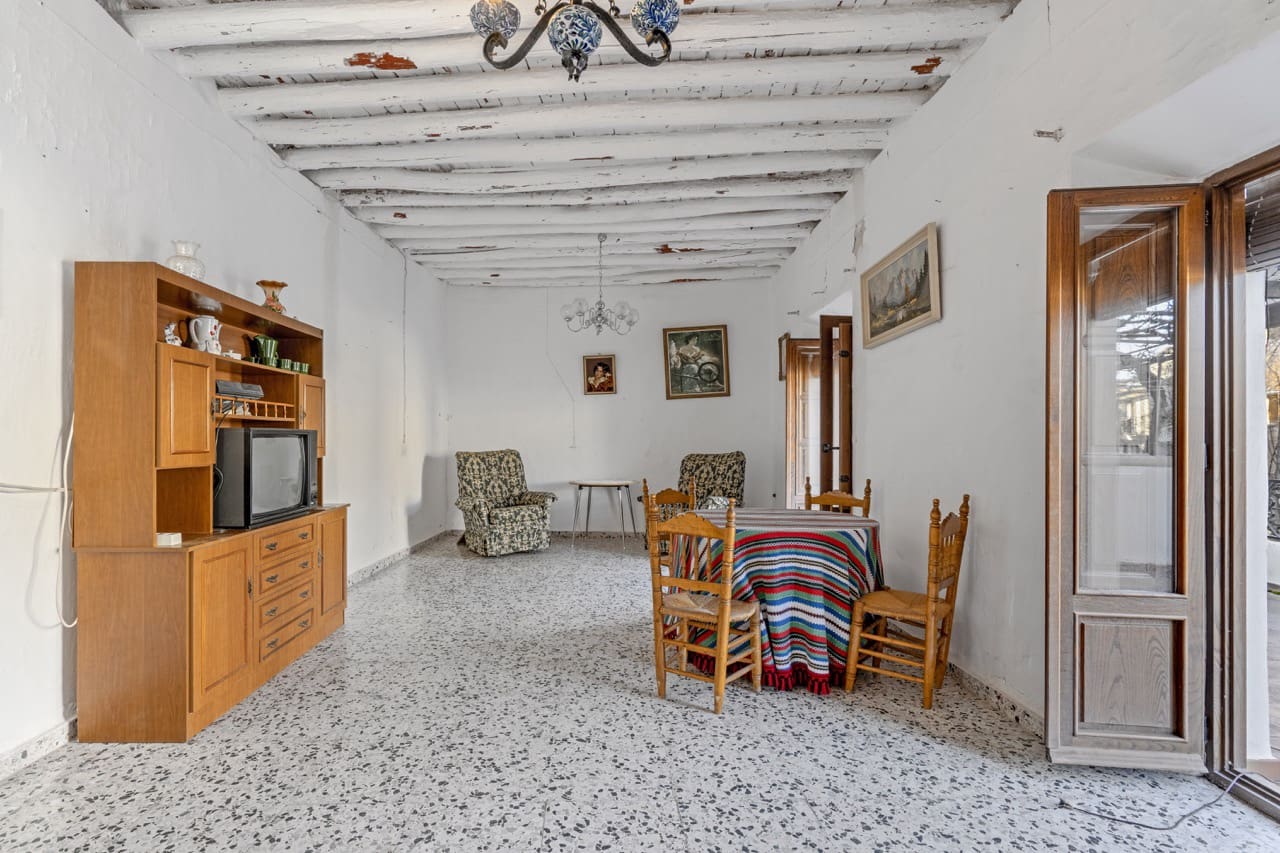 6 bedroom Townhouse for sale in La Taha with garage - € 129,900 (Ref: 9783482)