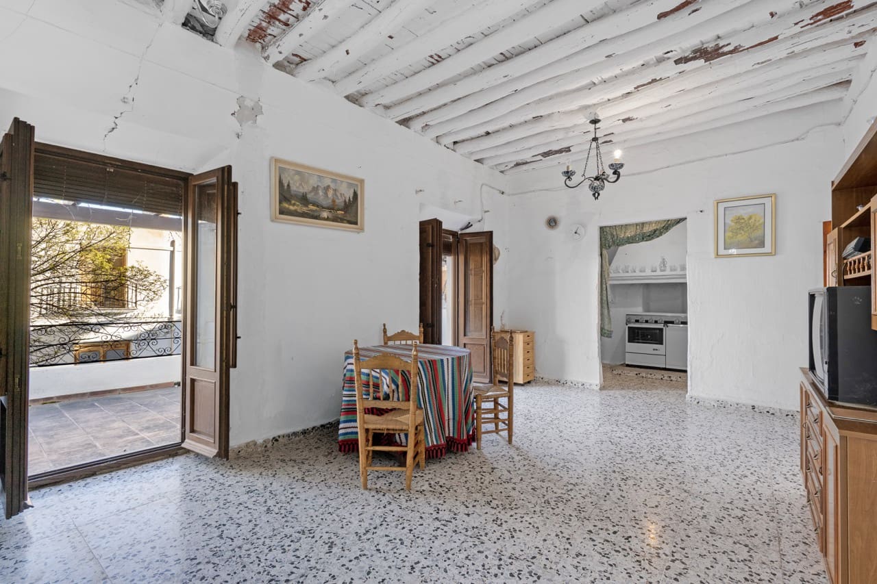 6 bedroom Townhouse for sale in La Taha with garage - € 129,900 (Ref: 9783482)