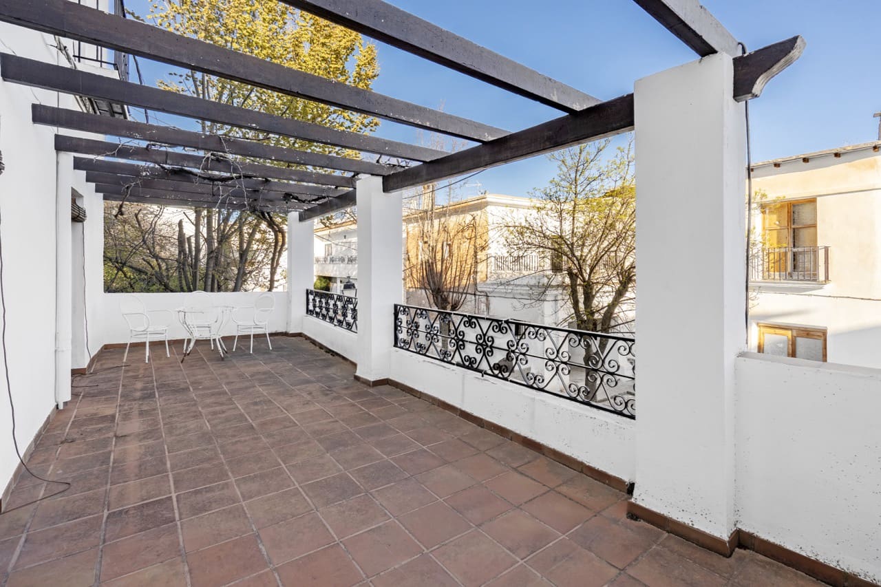 6 bedroom Townhouse for sale in La Taha with garage - € 129,900 (Ref: 9783482)