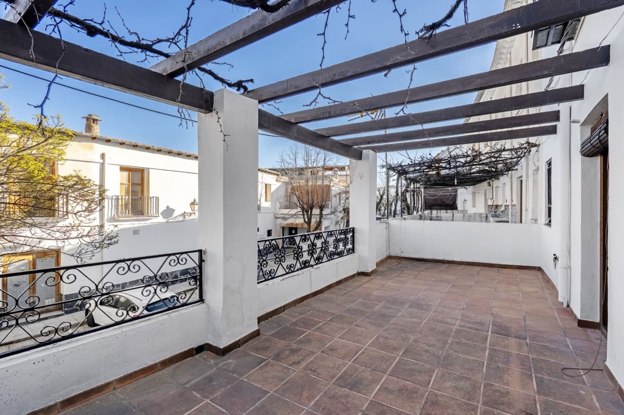 6 bedroom Townhouse for sale in La Taha with garage - € 129,900 (Ref: 9783482)