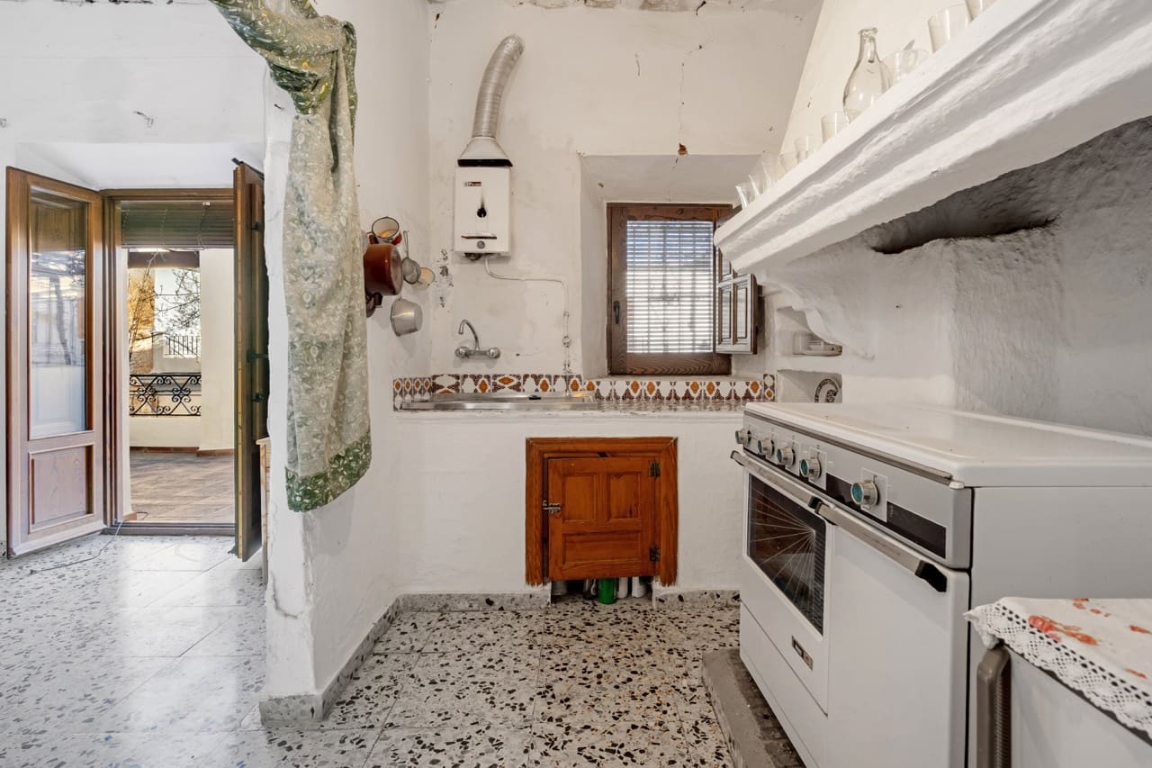 6 bedroom Townhouse for sale in La Taha with garage - € 129,900 (Ref: 9783482)