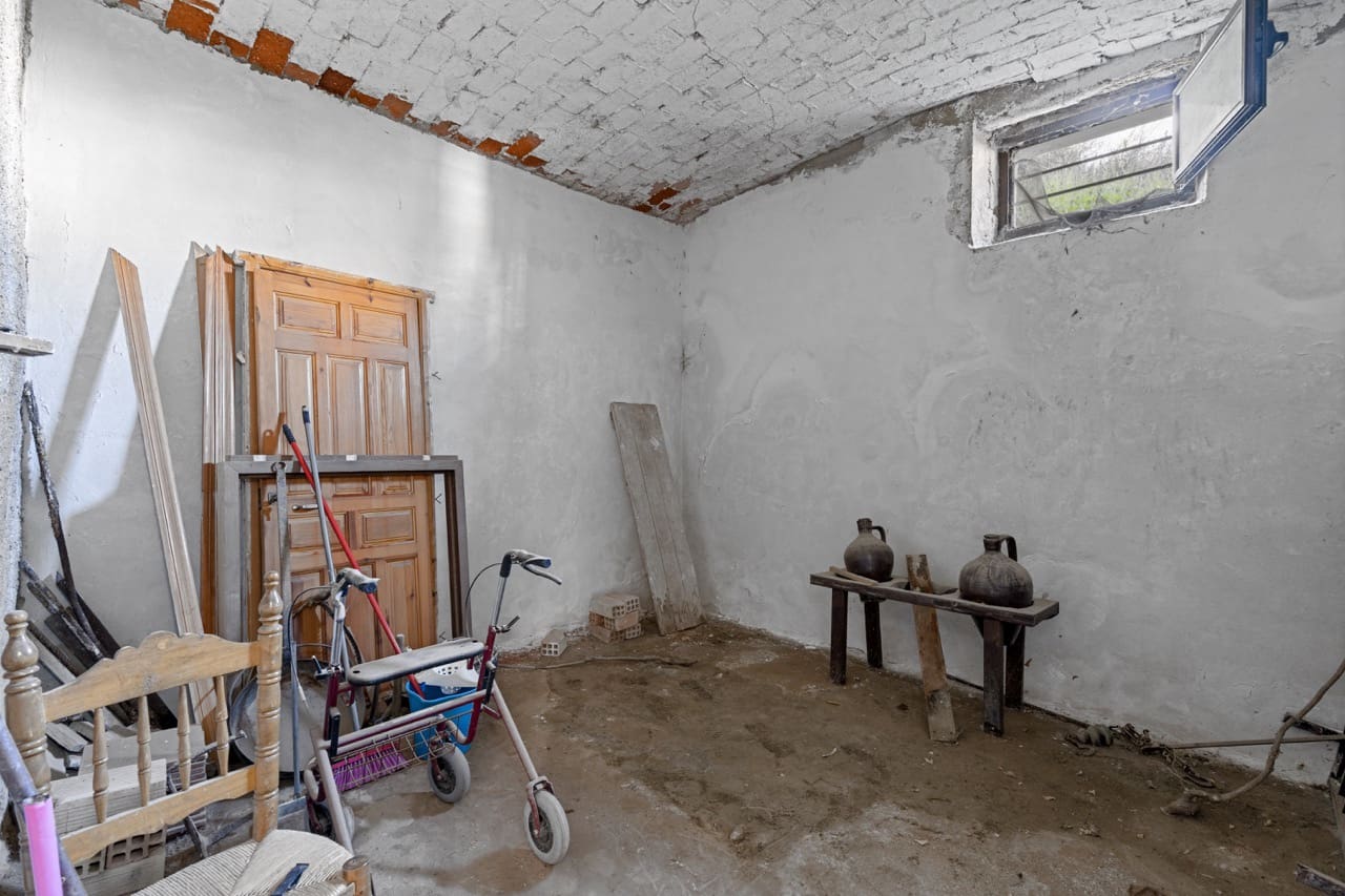 6 bedroom Townhouse for sale in La Taha with garage - € 129,900 (Ref: 9783482)