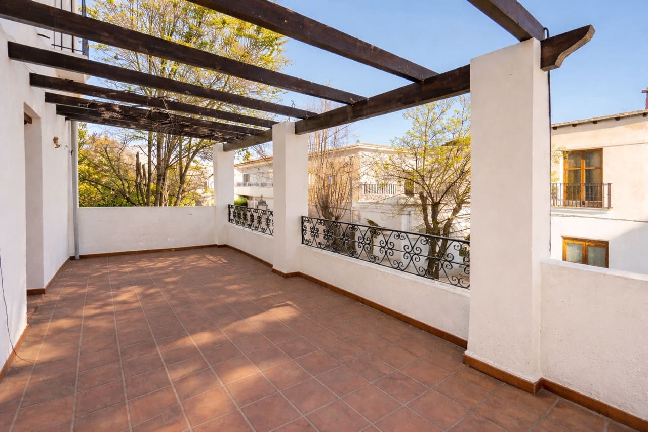 6 bedroom Townhouse for sale in La Taha with garage - € 129,900 (Ref: 9783482)