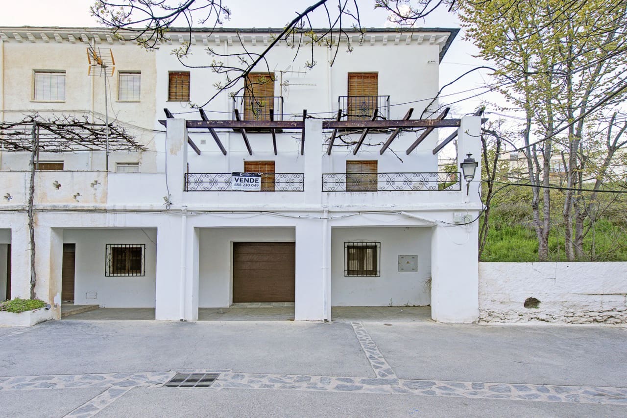 6 bedroom Townhouse for sale in La Taha with garage - € 129,900 (Ref: 9783482)