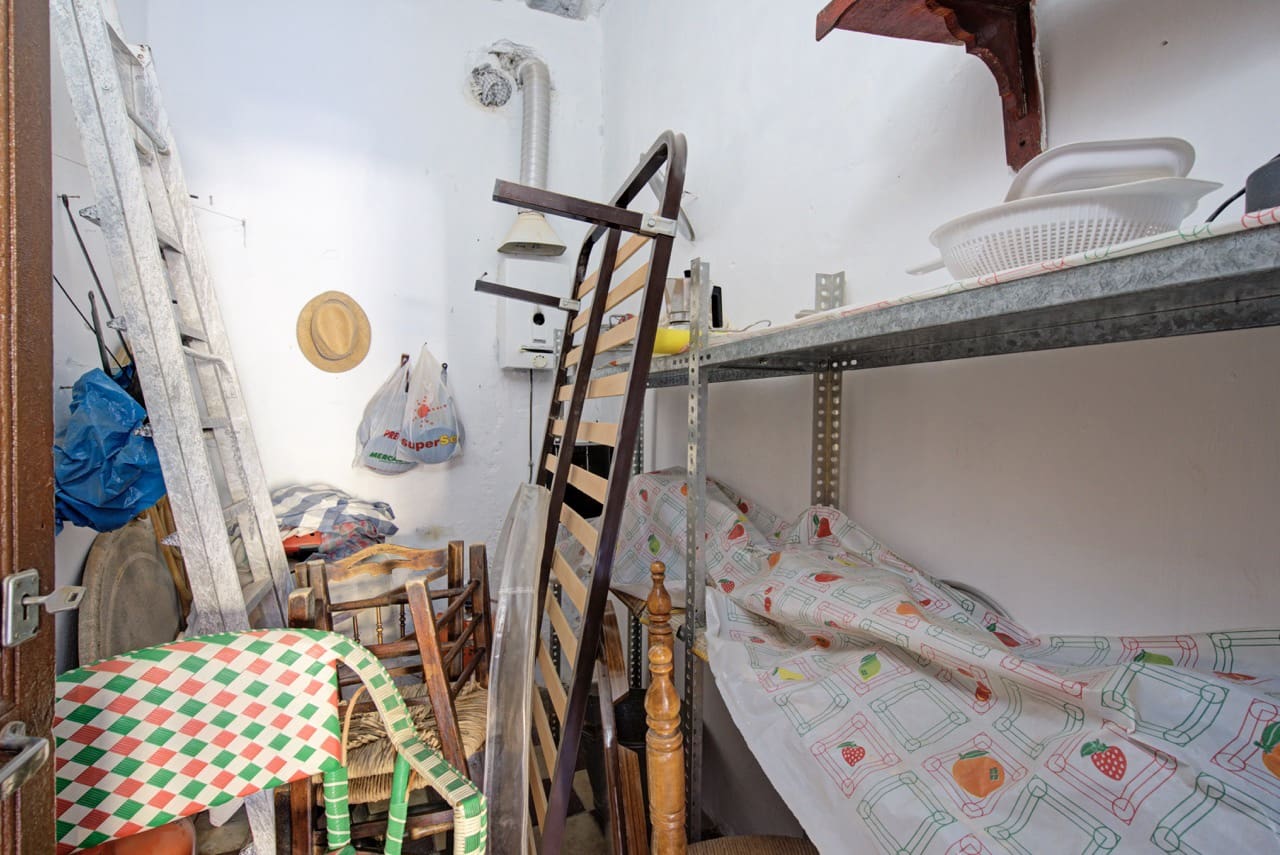 6 bedroom Townhouse for sale in La Taha with garage - € 129,900 (Ref: 9783482)