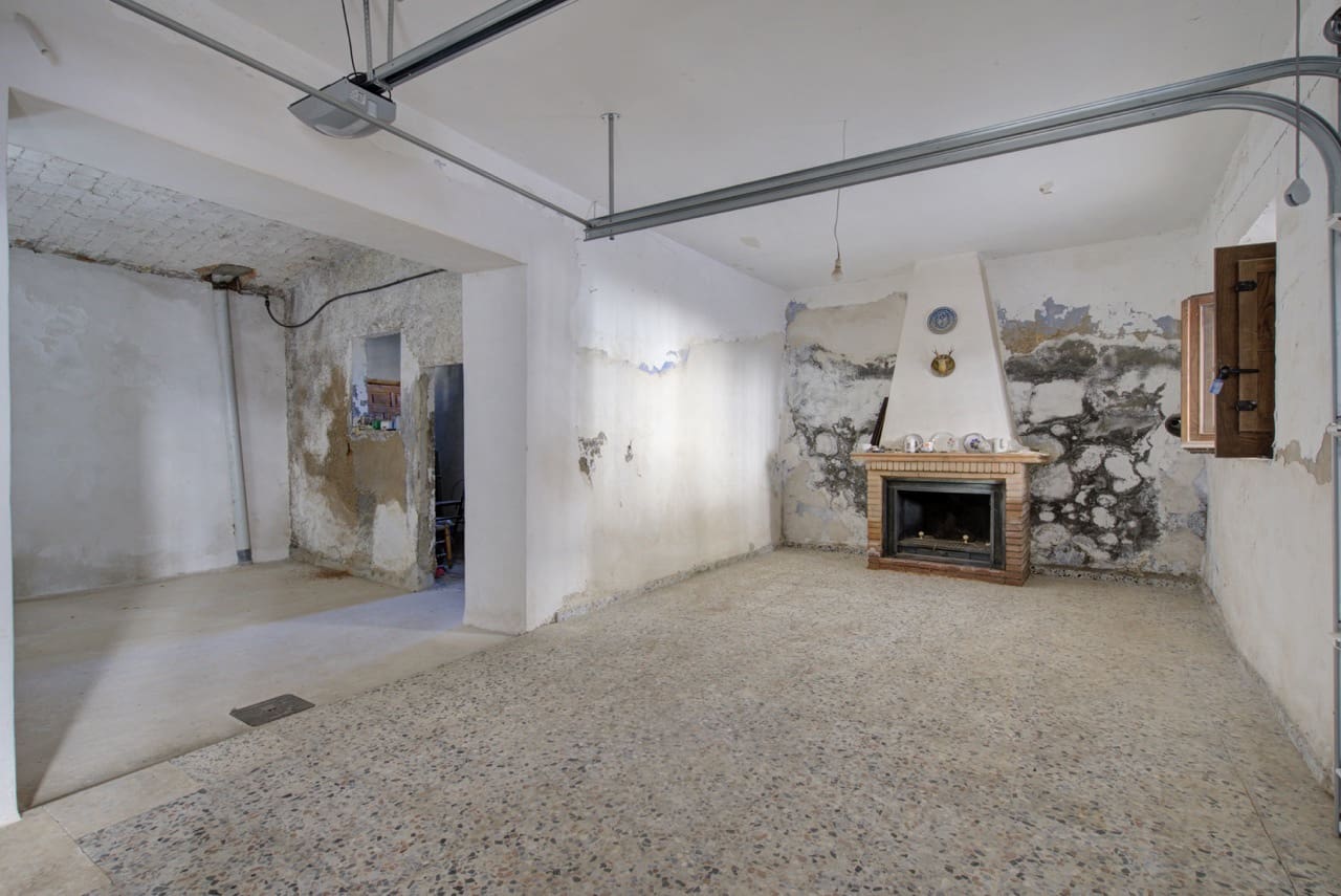 6 bedroom Townhouse for sale in La Taha with garage - € 129,900 (Ref: 9783482)