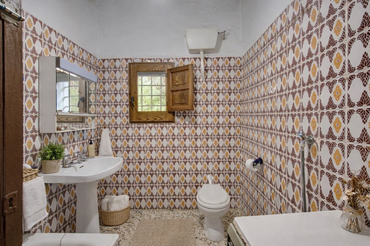 6 bedroom Townhouse for sale in La Taha with garage - € 129,900 (Ref: 9783482)