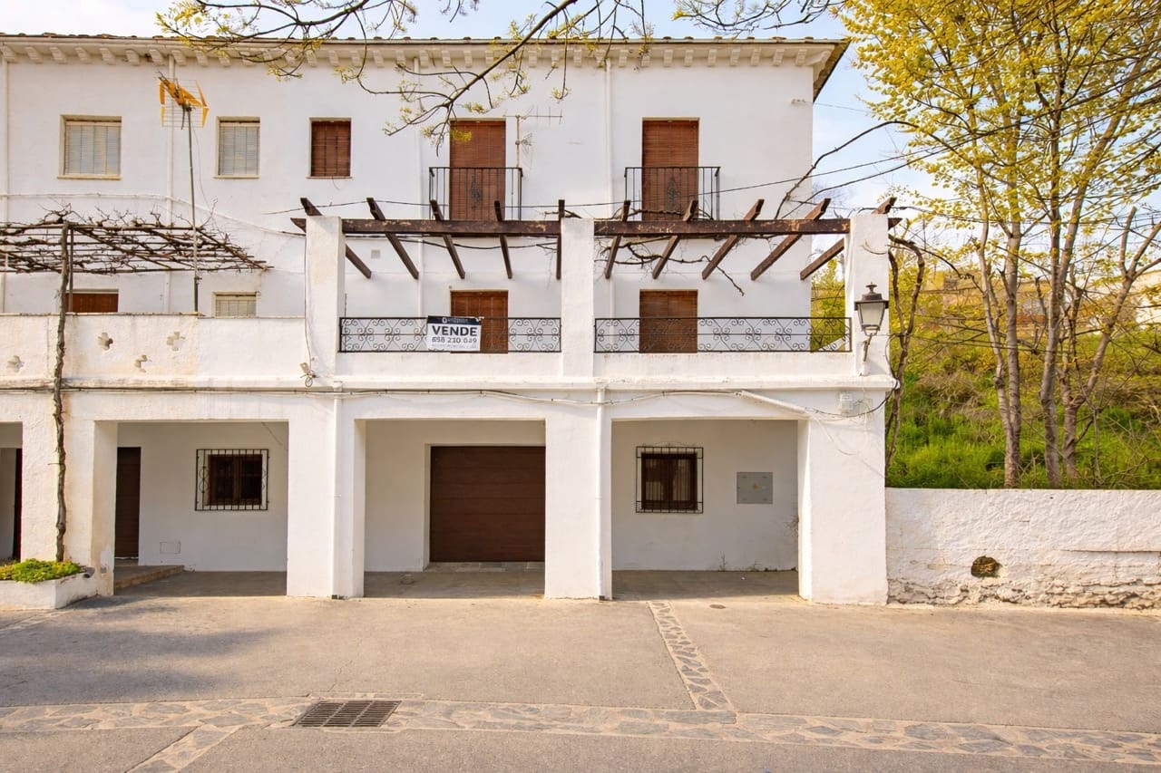 6 bedroom Townhouse for sale in La Taha with garage - € 129,900 (Ref: 9783482)