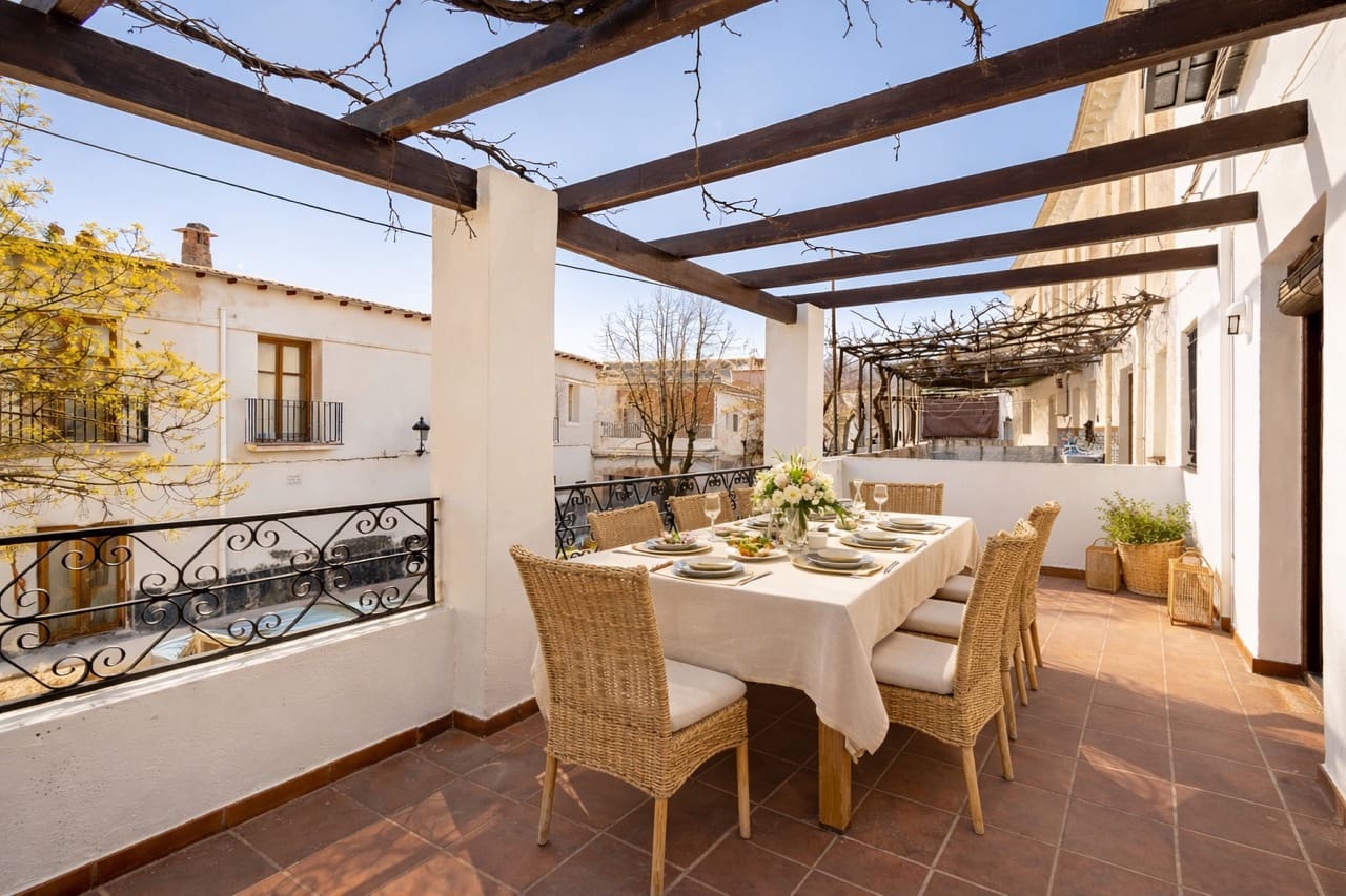 6 bedroom Townhouse for sale in La Taha with garage - € 129,900 (Ref: 9783482)