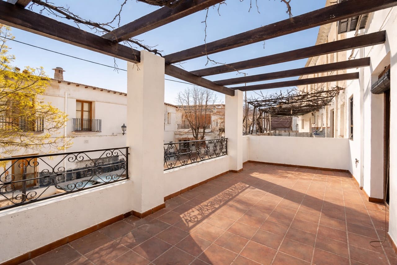 6 bedroom Townhouse for sale in La Taha with garage - € 129,900 (Ref: 9783482)