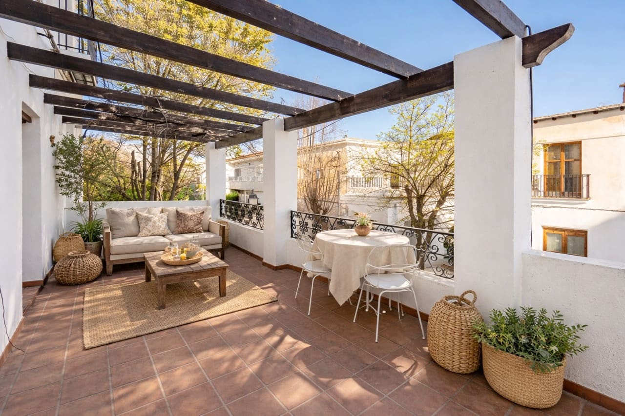 6 bedroom Townhouse for sale in La Taha with garage - € 129,900 (Ref: 9783482)