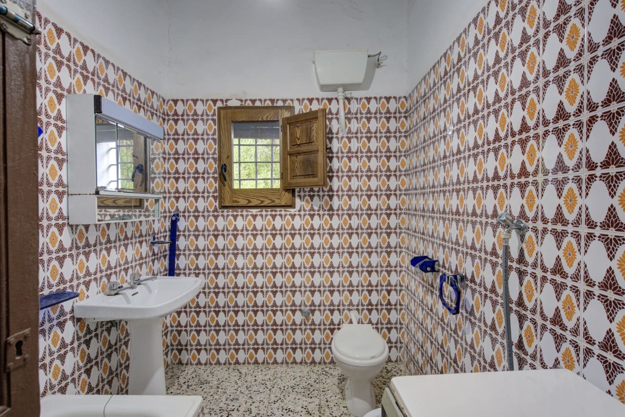 6 bedroom Townhouse for sale in La Taha with garage - € 129,900 (Ref: 9783482)