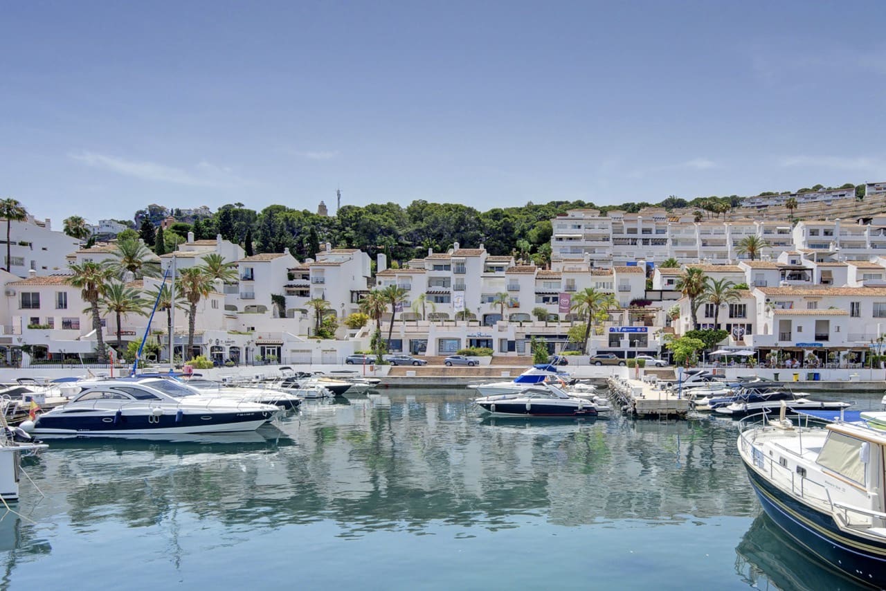 2 bedroom Terraced Villa for sale in La Herradura with garage - € 335,000 (Ref: 9950433)