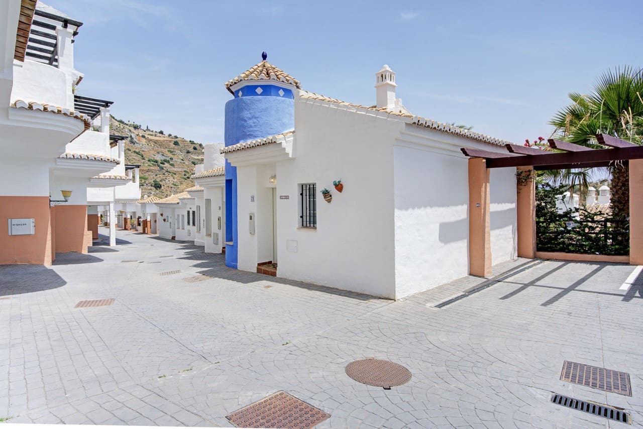2 bedroom Terraced Villa for sale in La Herradura with garage - € 335,000 (Ref: 9950433)