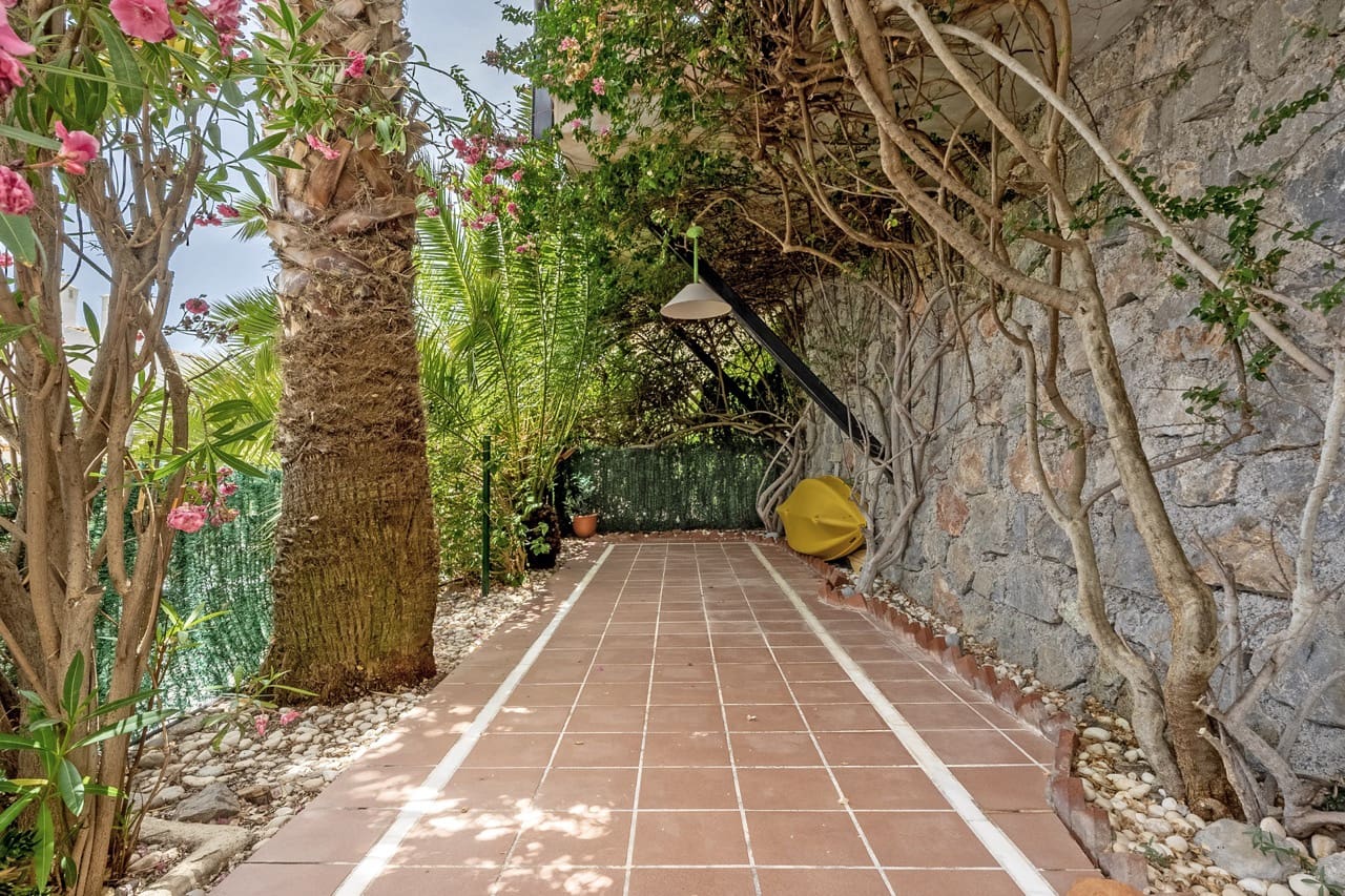 2 bedroom Terraced Villa for sale in La Herradura with garage - € 335,000 (Ref: 9950433)