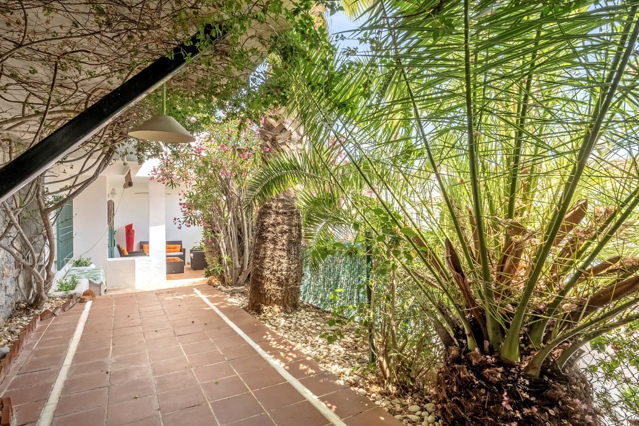 2 bedroom Terraced Villa for sale in La Herradura with garage - € 335,000 (Ref: 9950433)