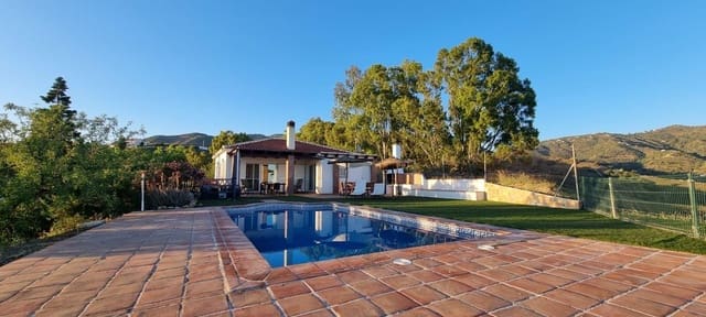 Finca/Casa Rural de 2 habitaciones en Vélez-Málaga en venta con piscina - 525.000 € (Ref: 9446769)