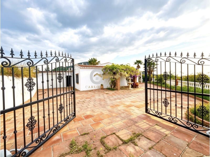 3 bedroom Villa for sale in Vinuela with pool garage - € 420,000 (Ref: 9843332)