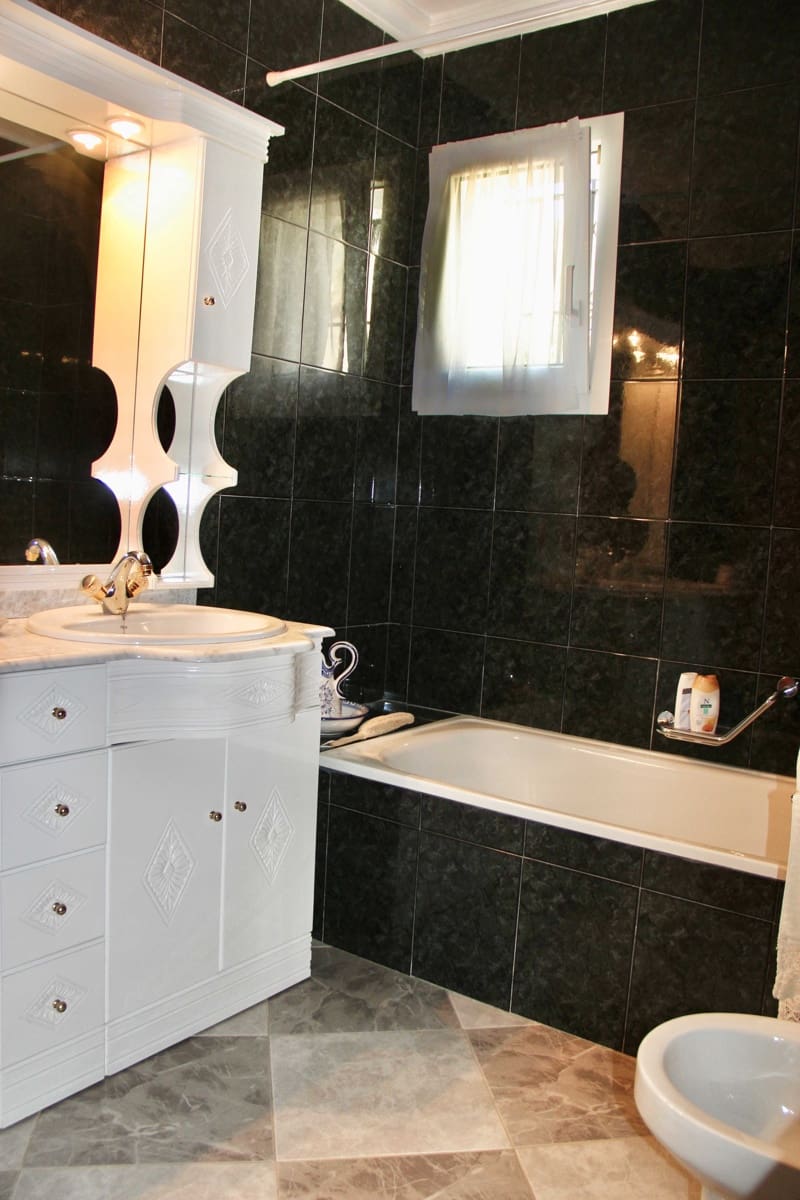 4 soveværelse Finca/Landehus til salg i Benaocaz med swimmingpool garage - € 360.000 (Ref: 9345682)