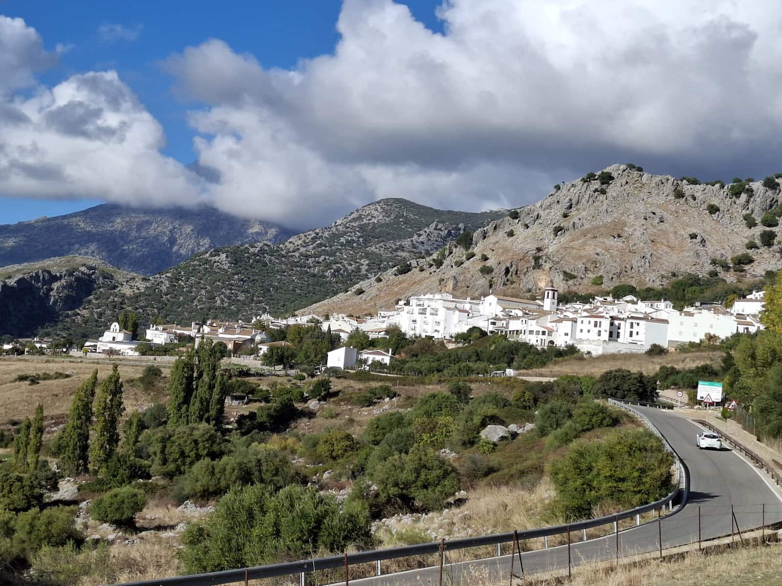 4 soveværelse Finca/Landehus til salg i Benaocaz med swimmingpool garage - € 360.000 (Ref: 9345682)