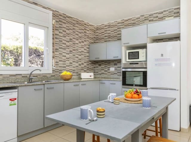 4 bedroom Villa for sale in L'Ametlla de Mar with pool - € 390,000 (Ref: 9946773)