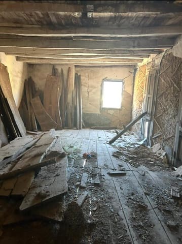 9 bedroom Townhouse for sale in Folgoso de la Ribera - € 28,000 (Ref: 9362737)