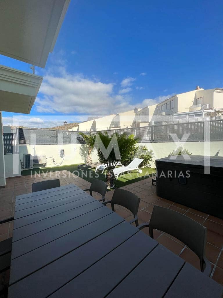 3 soveværelse Byhus til salg i Chayofa med swimmingpool garage - € 680.000 (Ref: 9937089)