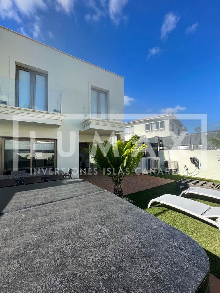 3 soveværelse Byhus til salg i Chayofa med swimmingpool garage - € 680.000 (Ref: 9937089)