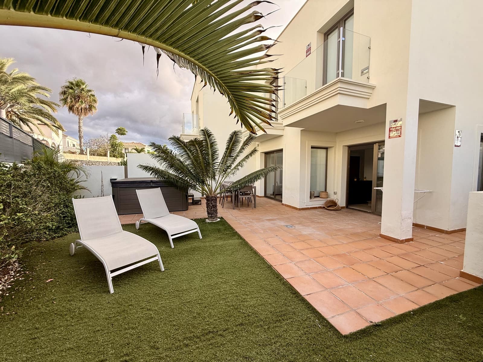 3 soveværelse Byhus til salg i Chayofa med swimmingpool garage - € 680.000 (Ref: 9937089)