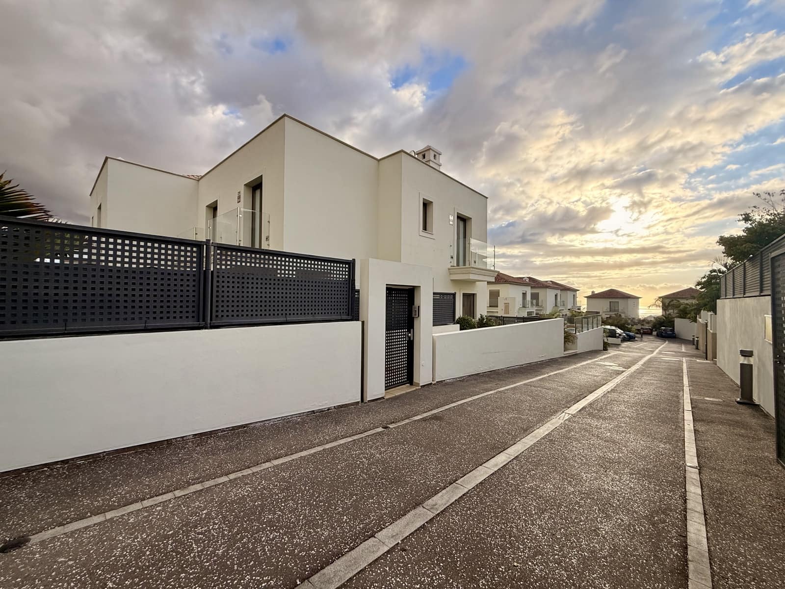 3 soveværelse Byhus til salg i Chayofa med swimmingpool garage - € 680.000 (Ref: 9937089)