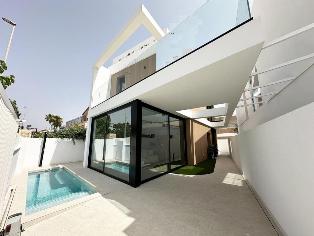 3 bedroom Villa for sale in Torre de la Horadada with pool - € 589,000 (Ref: 9850583)