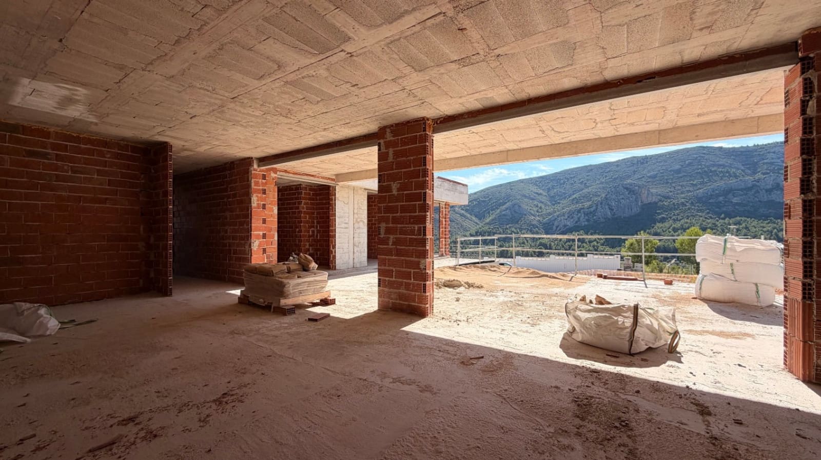 4 bedroom Villa for sale in Monte Solana with pool garage - € 799,000 (Ref: 10148262)