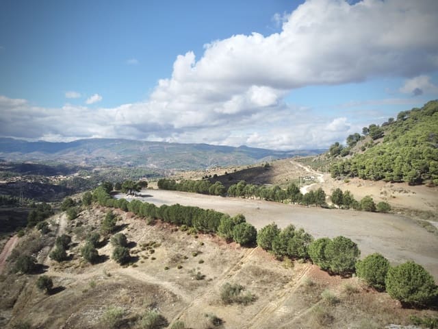 Mark till salu i Casarabonela - 320 000 € (Ref: 9401007)