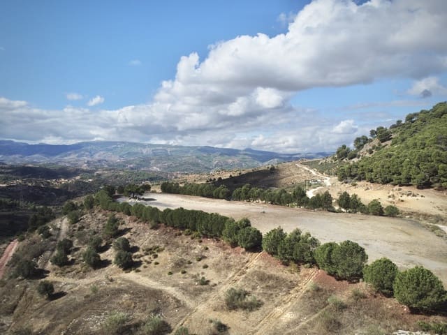 Mark till salu i Casarabonela - 320 000 € (Ref: 9401007)