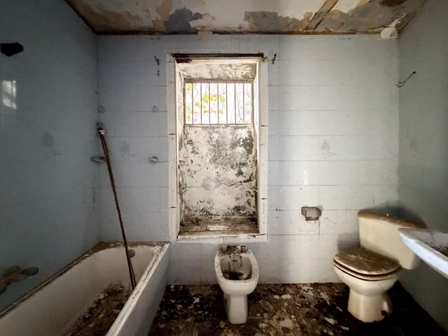 Casa de 8 habitaciones en Casarabonela en venta - 78.000 € (Ref: 9449673)