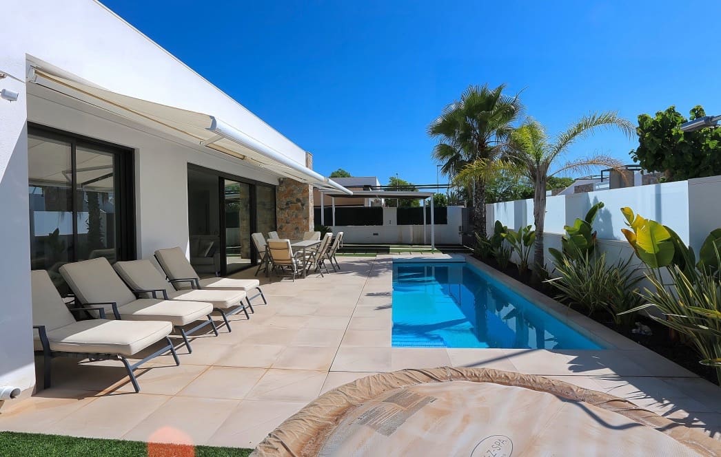 3 bedroom Villa for sale in Pilar de la Horadada with pool - € 445,000 (Ref: 9976149)