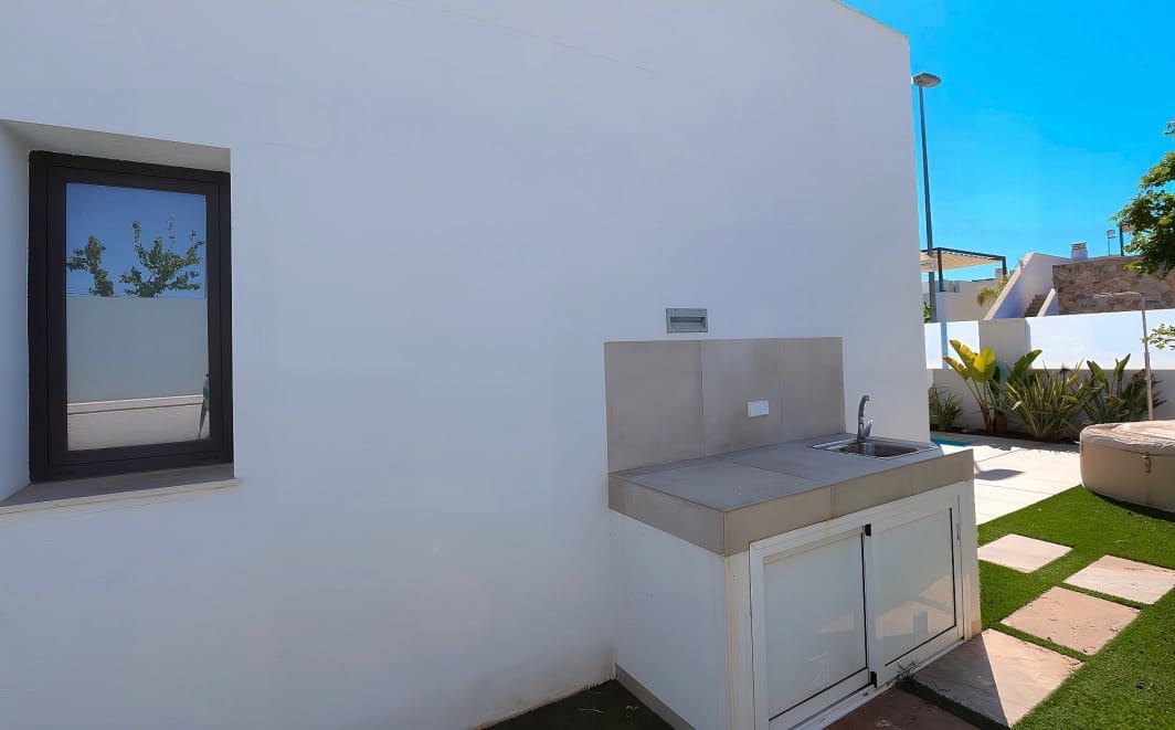 3 bedroom Villa for sale in Pilar de la Horadada with pool - € 445,000 (Ref: 9976149)